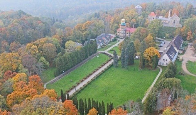 Atjaunotajās Siguldas pils kompleksa ēkās top telpas uzņēmējdarbībai 