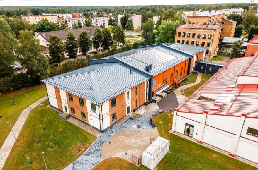 Atklāts Baložu vidusskolas jaunais korpuss un sporta laukums