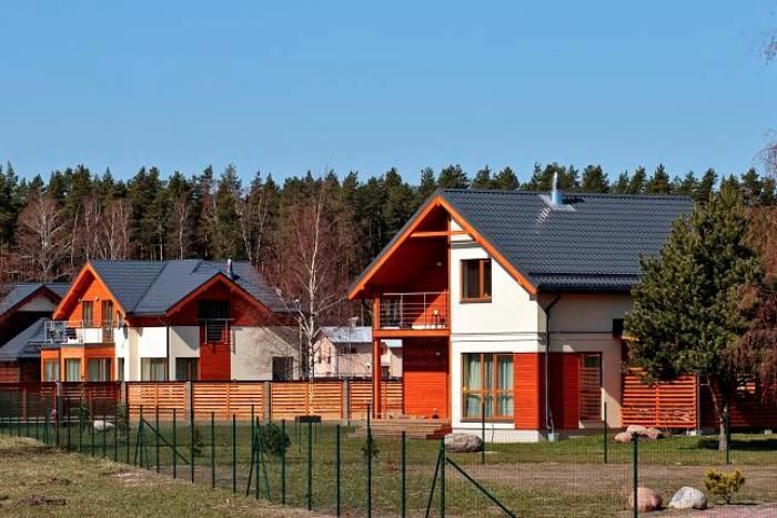 Atkopjamies no krīzes: Carnikavā top jauns ģimenes māju ciemats
