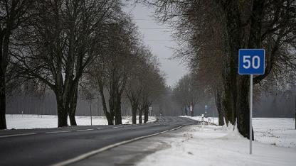 Attēls rakstam: Atkušņa ietekmē uz autoceļiem Pierīgā veidojas bedres