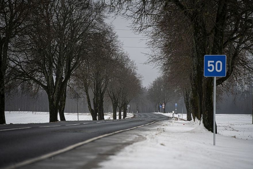 Atkušņa ietekmē uz autoceļiem Pierīgā veidojas bedres
