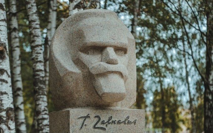 Atzīmējot Teodora Zaļkalna 143 gadu jubileju, aicina aizdegt svecītes pie tēlnieka pieminekļa Siguldā