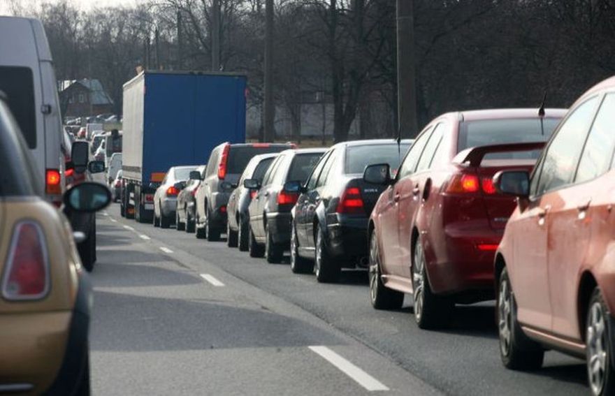 Autoavārijas dēļ traucēta satiksme uz Siguldas šosejas