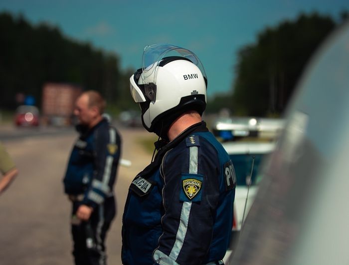 Automašīnai ietriecoties kokā, Babītes novadā divi cietušie