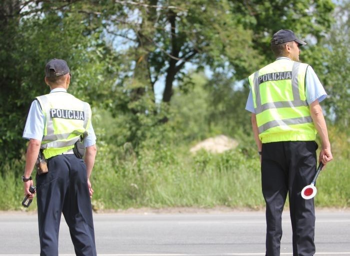 Automašīnas un motocikla sadursmē Saulkrastu novadā cietuši divi cilvēki