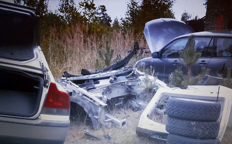 Automašīnu vraki un vecs ledusskapis. Izgāztuve mežā Saulkrastos