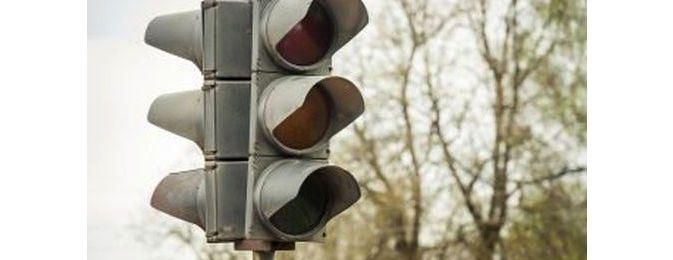 Autovadītāju ievērībai: uz Rīgas apvedceļa pie Muceniekiem remonta dēļ pirmdien nedarbosies luksofors