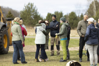 Foto: "Roku rokā Latvijai!" Ķekavas novada pašvaldības darbinieki talko Mercendarbes muižas parkā