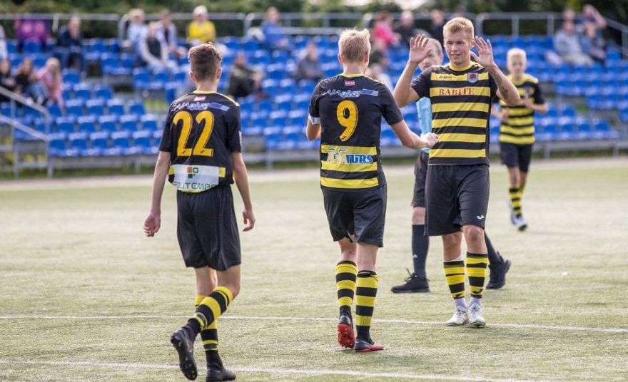 Babītes futbolisti Rīgas čempionātu pabeidz čempionu cienīgi, arī dāmām finišs