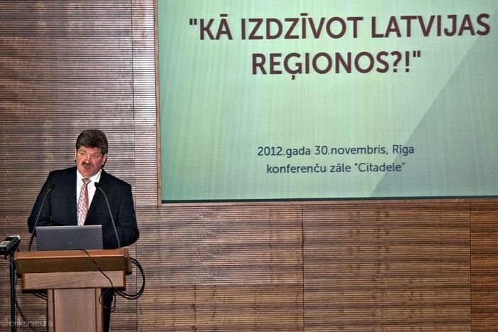 Babītes mērs Reģionu forumā kritizē valsts varas neuzticēšanos pašvaldībām