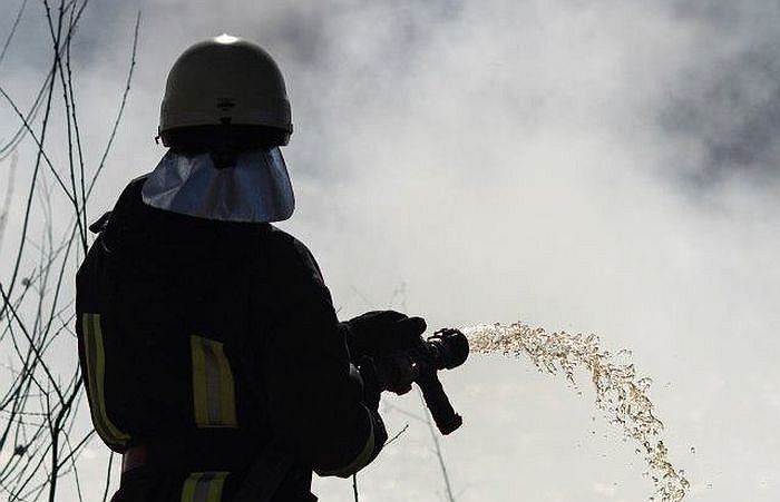 Babītes pagastā izcēlies ugunsgrēks dzīvojamā mājā, evakuējušies desmit cilvēki