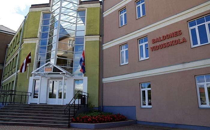 Baldones vidusskolā mācību darbs tiks organizēts maiņās, un skolēni izmantos dažādas ieejas skolā