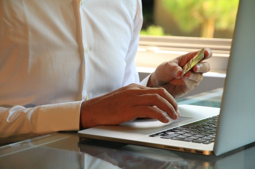 Banka: Līdz ar klātienes tirdzniecības atsākšanos iedzīvotāji mazāk iepērkas internetā