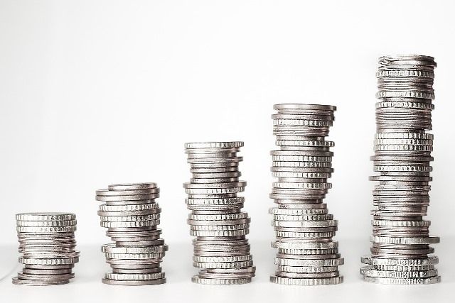 Bankām būs jāziņo par fiziskām personām, kuru konta apgrozījums gadā pārsniedz 15 000 eiro