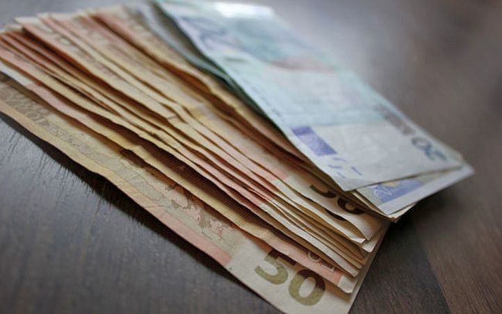 Banku analītiķi nākamajā gadā Latvijā sagaida darba samaksa kāpumu vidēji par 7-9%