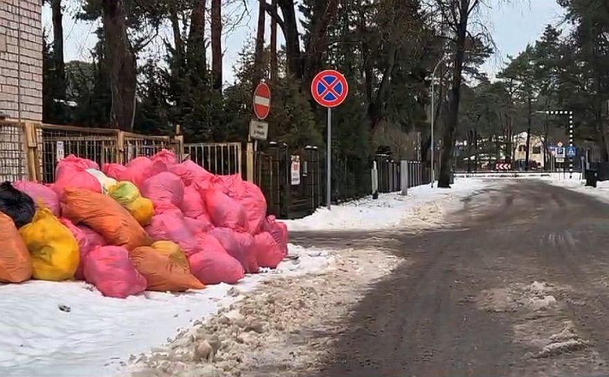 "BAO" dažu stundu laikā savācis pie "Jūrmalas slimnīcas" izkrautos medicīnas atkritumus