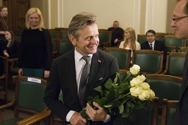Barišņikovam pasniedz Latvijas pilsoņa pasi un dāvina Latvijas karogu