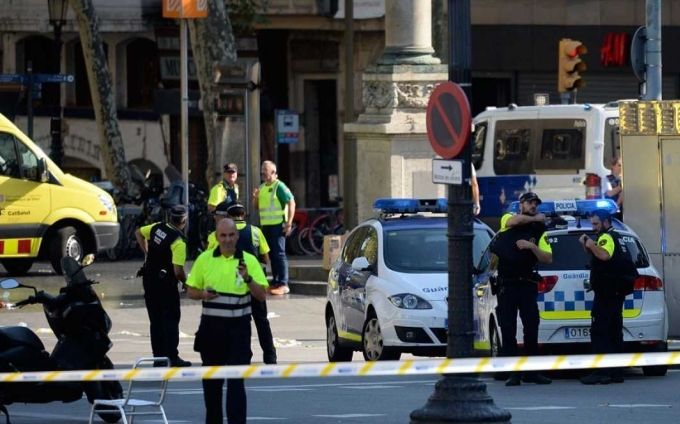 Barselonā cilvēku pūlī ietriecies mikroautobuss, nogalinot 13 un ievainojot 50 cilvēkus
