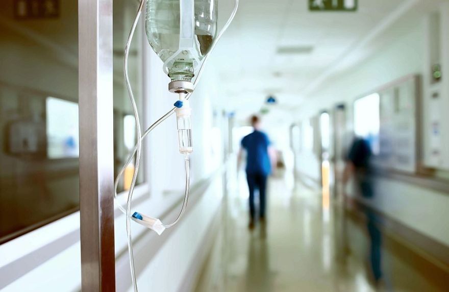Bērnam ir dziļas brūces un emocionāla trauma, stāsta Carnikavā suņu sakostā bērna tēvs