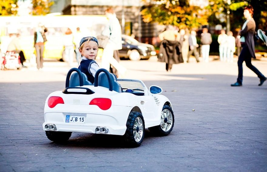 Bērnu elektroauto izvēle atbilstoši vecumam un drošības noteikumiem