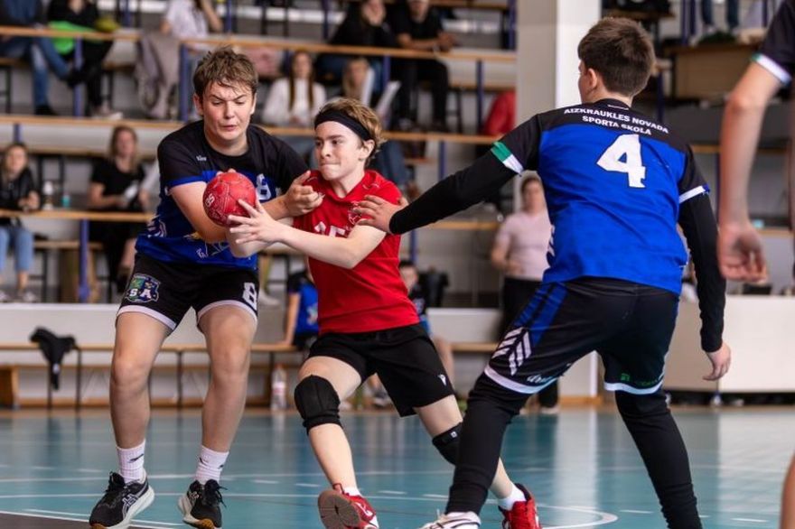 Bez zaudējumiem, ar zelta medaļām: Ulbrokas handbolisti vinnē Latvijas jaunatnes čempionātā