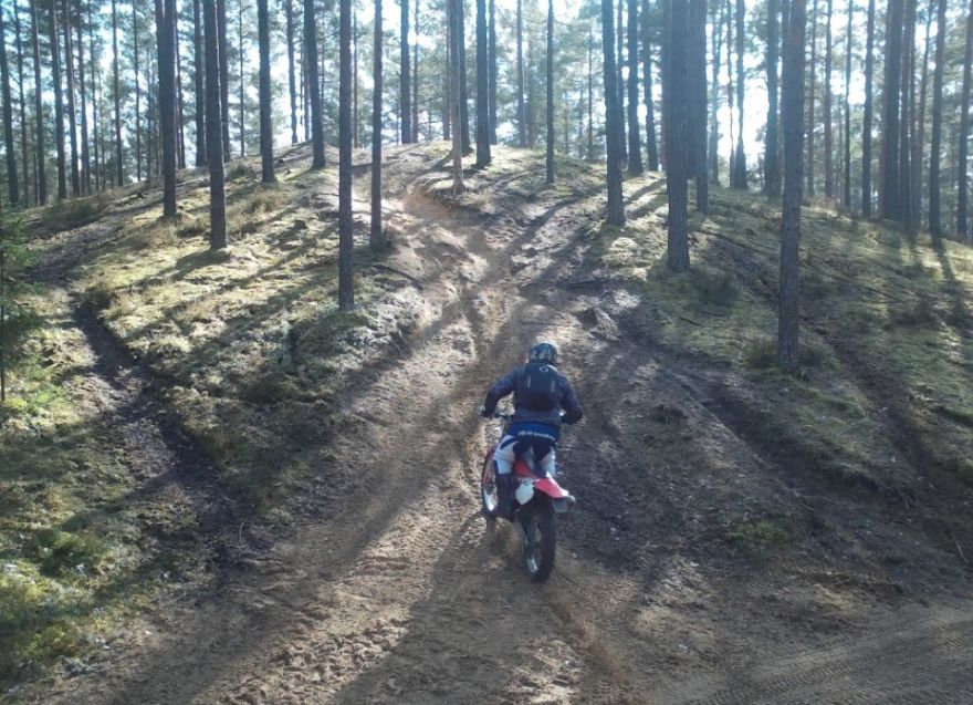 Bezceļu braucēji brīvdienās postījuši kāpu pie Silakroga