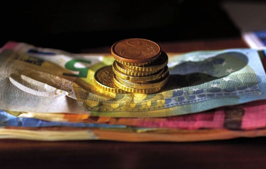 Bezskaidrās nauda maksājumu īpatsvars Latvijā samazinājies līdz 74%