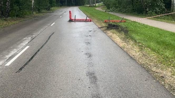 Attēls rakstam: Brīdina par nopietnu apdraudējumu Vangažos: uz brauktuves nokritis elektrības vads