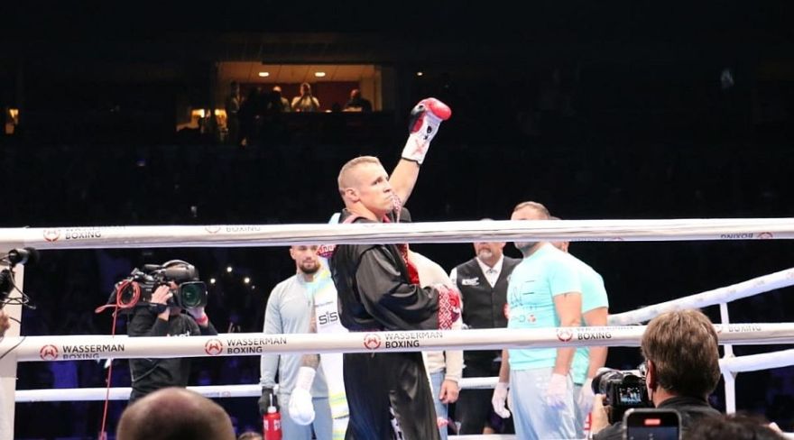 Briedis trešajā raundā ar nokautu uzvar Mannu un aizstāv IBF čempiona jostu