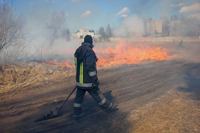 Brīvdienās Pierīgā notikuši vairāk nekā 60 kūlas ugunsgrēki
