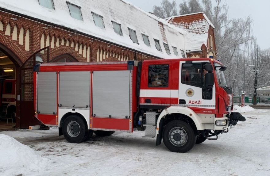 Carnikavā no upes izcelts bojāgājušais; Mārupē deg divstāvu māja