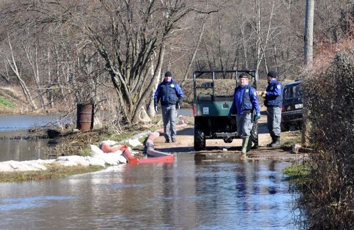 Carnikava pamazām uzveic plūdus: veikta ūdens atsūknēšana "Līdums 2" un Siguļu teritorijā