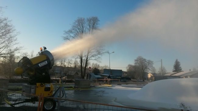 Carnikavā uzsākta mākslīgā sniega ražošana, drīz varēs slēpot