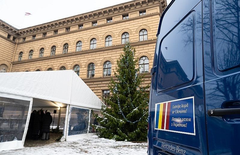 Ceļā devies Saeimas mikroautobuss ar ziedojumiem Ukrainas internātskolas bērniem