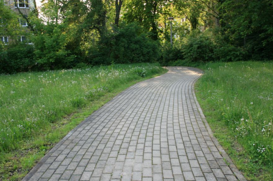 Ceļš uz pieturu kļūs drošāks – Lēdurgā sākas būvdarbi