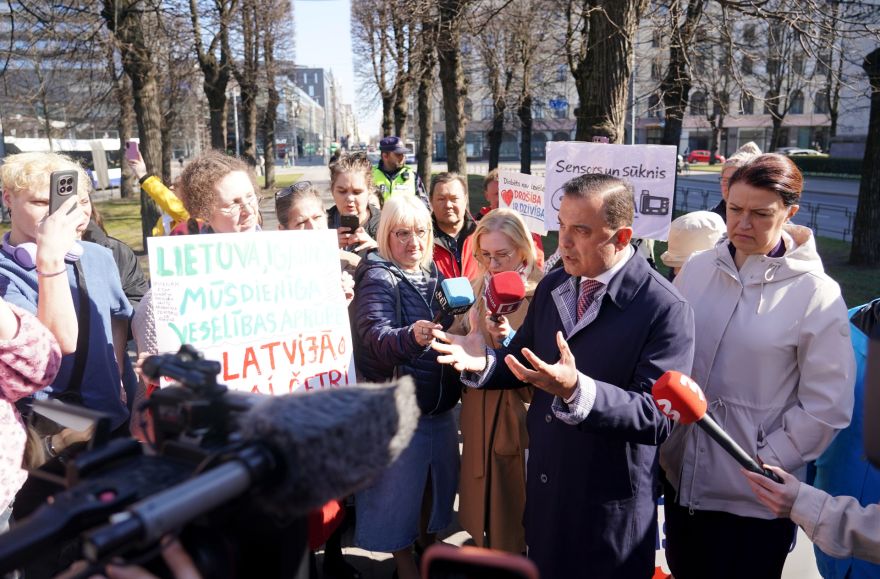 "Cik maksā dzīvība?" piketā pieprasa atbalstu diabēta pacientiem