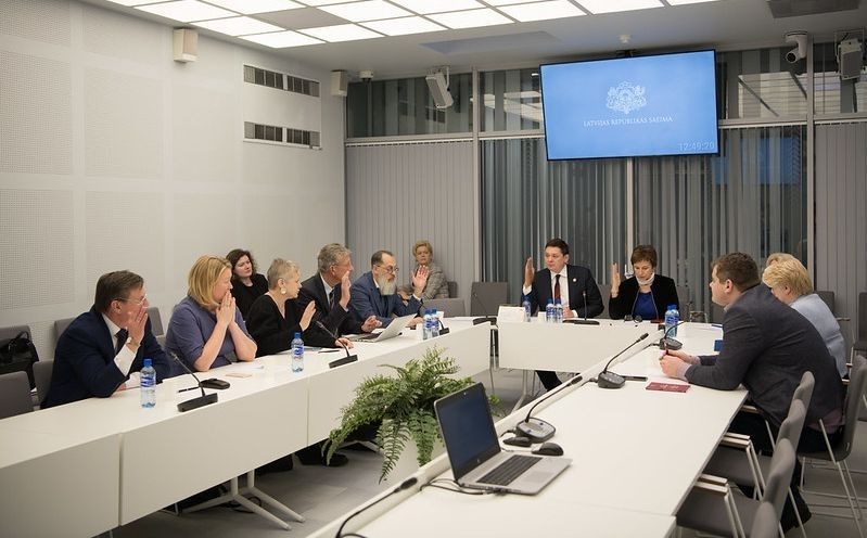 Cilvēktiesību komisija NEPLP locekļa amatam virza Jāni Eglīti un Ievu Kalderausku