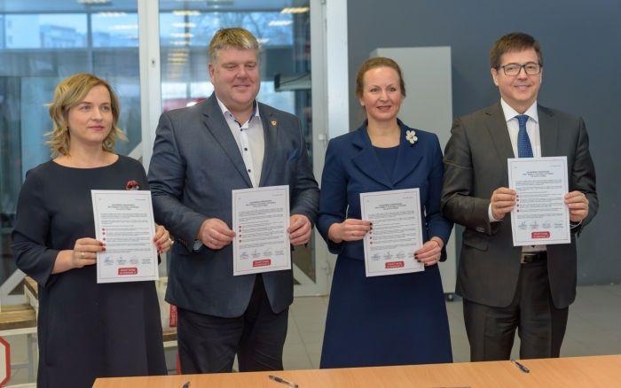 CSDD: 60% autovadītāju ar mobilo telefonu pie auto stūres risina darba jautājumus