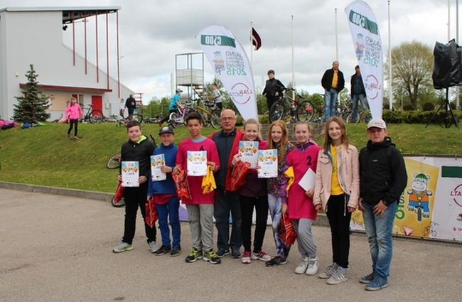 CSDD jauno velosipēdistu sacensībās Ogrē triumfē Ikšķiles vidusskolas komanda