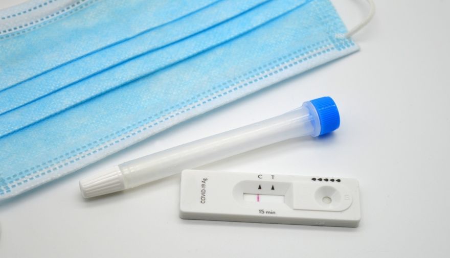 Darbinieku Covid-19 testēšana ar ātrajiem testiem būs brīvprātīga