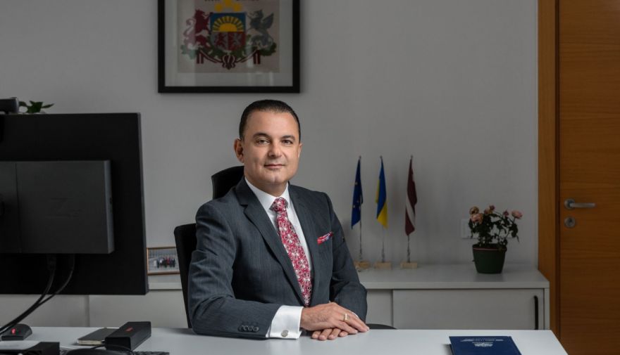 "Daudzi apgalvojumi atbilst patiesībai." Abu Meri atzīst problēmas veselības aprūpē, taču amatu saglabā