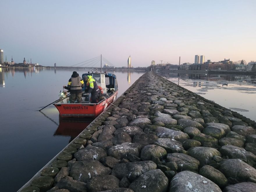 Daugavā turpinās pazudušās 16 gadus vecās Sofijas meklēšanu — nepieciešama specializēta brīvprātīgo palīdzība
