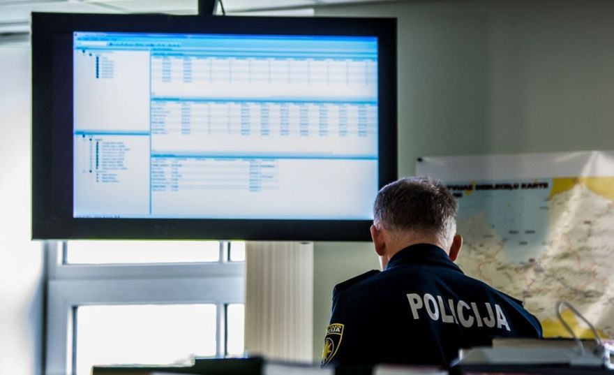 Dažu stundu laikā aizturēts aizdomās par slepkavības mēģinājumu meklētais vīrietis ratiņkrēslā