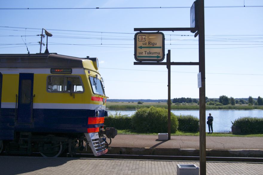 Degvielas cenu kāpuma dēļ plāno ievērojami samazināt vilciena abonementa maksu