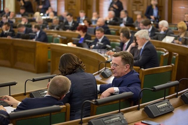 Deputāti konceptuāli atbalsta uzturlīdzekļu apmēra palielināšanu līdz 98,90 un 118,25 eiro par bērnu