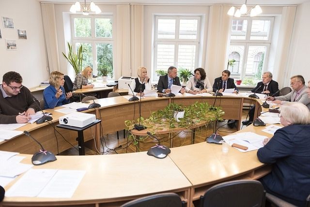 Deputāti mudina publiskot valsts un pašvaldību institūciju darbinieku atalgojumu ar vārdiem reizi gadā