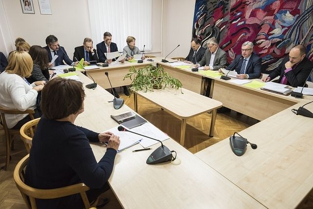 Deputāti vienojas palielināt algu premjeram un parlamentārajiem sekretāriem