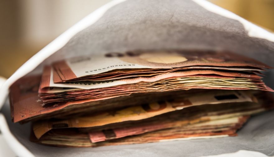 Desmitiem bērnu iesaistīti viltus labdarības shēmā