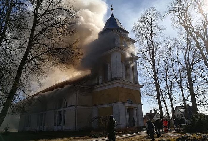 Dievkalpojuma tiešraides laikā Baldones baznīcā izceļas ugunsgrēks (papildināta)