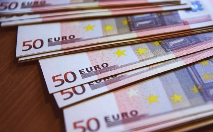 Dīkstāves pabalsta griesti varētu būt 1000 eiro, bet valsts daļēji segtu Covid-19 krīzē cietušo uzņēmumu darbinieku algas līdz 500 eiro